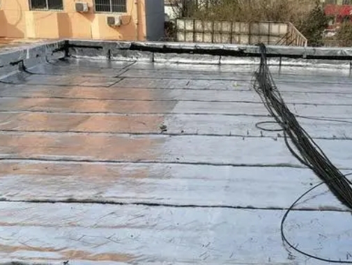 枣庄市卫生间漏水维修公司分享下枣庄市屋面楼顶防水刚性防水层施工要点。